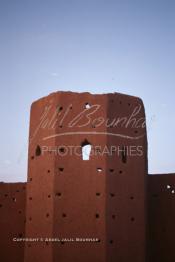 Image du Maroc Professionnelle de  Les remparts de Marrakech sont construits entièrement en pisé selon une technique séculaire par l'Almoravide Ali Ben Youssef au début de XIIème siècle pour se protéger des attaques extérieures. cette muraille s' étend sur dix-neuf kilomètres et atteint par endroit près de huit mètres de hauteur, Mardi 19 Août 1997. ((Photo / Abdeljalil Bounhar)